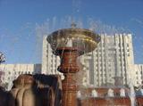 На площади перед зданием администрации края построено много фонтанов